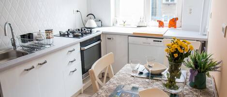 Classic Apartment | Private kitchen | Fridge, oven, cookware/dishes/utensils