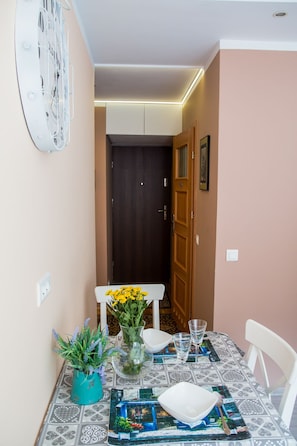 Classic Apartment | Private kitchen | Fridge, oven, cookware/dishes/utensils