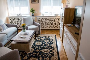Classic-Apartment | Wohnbereich | Flachbildfernseher