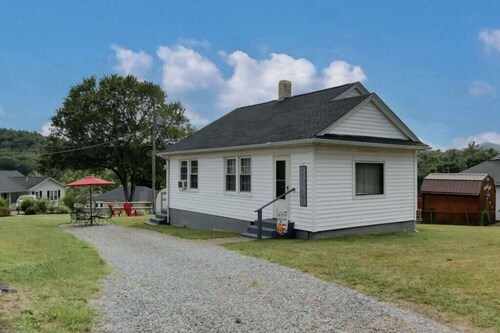 Charming Bacova Village Cottage Near Lake Moomaw