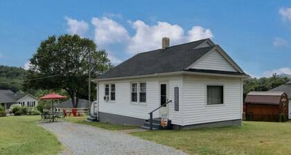 Charming Bacova Village Cottage Near Lake Moomaw