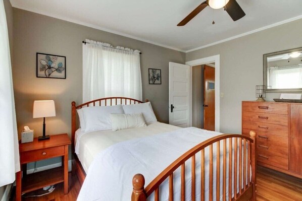 2 bedrooms, iron/ironing board, WiFi, bed sheets