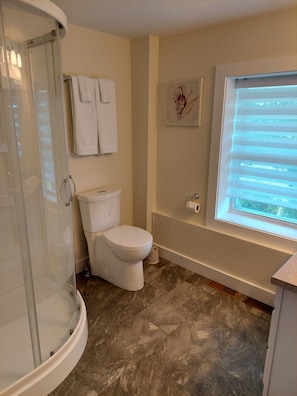Combined shower/bathtub, hair dryer, towels, soap - Beautiful Four Bedroom House with a Stunning view of the Chebogue River (Yarmouth)