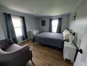 4 quartos, escrivaninha, ferros/tábuas de passar roupa