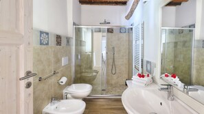 Een haardroger, handdoeken