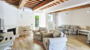 Een televisie en een open haard