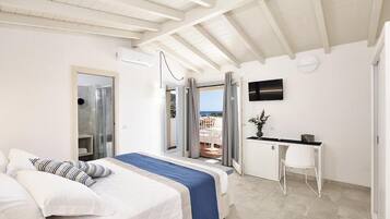 Double Room, Balcony, Bay View | Minibar, soundproofing, bed sheets