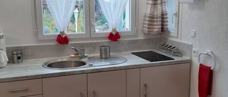 Réfrigérateur, micro-ondes, four, plaque de cuisson