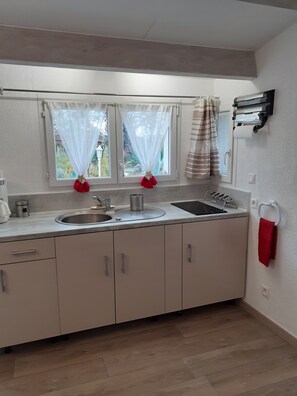 Réfrigérateur, micro-ondes, four, plaque de cuisson