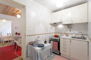 Kühlschrank, Mikrowelle, Ofen, Wasserkocher mit Kaffee-/Teezubehör