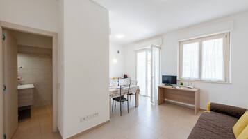 Familienapartment, 1 Schlafzimmer (Suite 3 Ondina Viareggio 200m from) | Wohnbereich | 21-Zoll-Flachbildfernseher mit Satellitenempfang