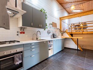 Fridge, oven, stovetop, coffee/tea maker