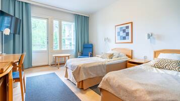 Escritorio, espacio para trabajar con laptop y cortinas blackout