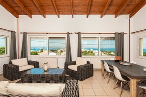 Deluxe Villa, Private Pool, Sea View | Living room