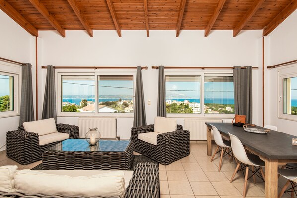 Deluxe Villa, Private Pool, Sea View | Living room | LED TV - Plaque Panoramic SeaView Villa (Apokoronas)