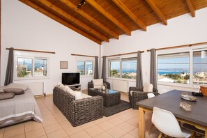 Villa Deluxe, piscine privée, vue mer | Coin séjour | Télévision LED