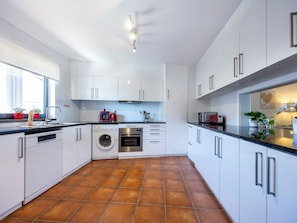 Fridge, microwave, oven, stovetop - Vista Linda - Marina Park (Lagos)