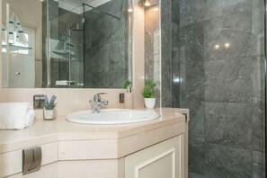 Een douche, een haardroger, handdoeken