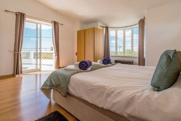 3 chambres, fer et planche à repasser, lit parapluie, Wi-Fi