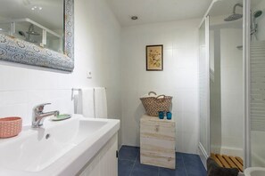 Een douche, een haardroger, een bidet, handdoeken