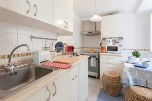Fridge, microwave, oven, coffee/tea maker