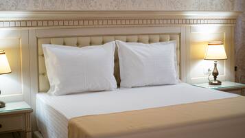 Kamar Double atau Twin Basic | Didekorasi berbeda-beda dan dilengkapi dengan perabotan berbeda-beda