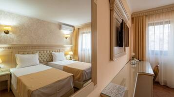 Kamar Double atau Twin Basic | Didekorasi berbeda-beda dan dilengkapi dengan perabotan berbeda-beda