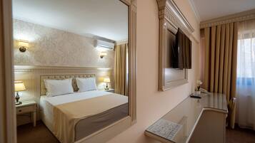 Basic Double or Twin Room | Individually decorated, individually furnished, laptop workspace