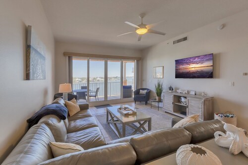 Relaxing end unit  condo with amazing views.