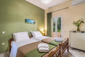 4 bedrooms, iron/ironing board, WiFi, bed sheets