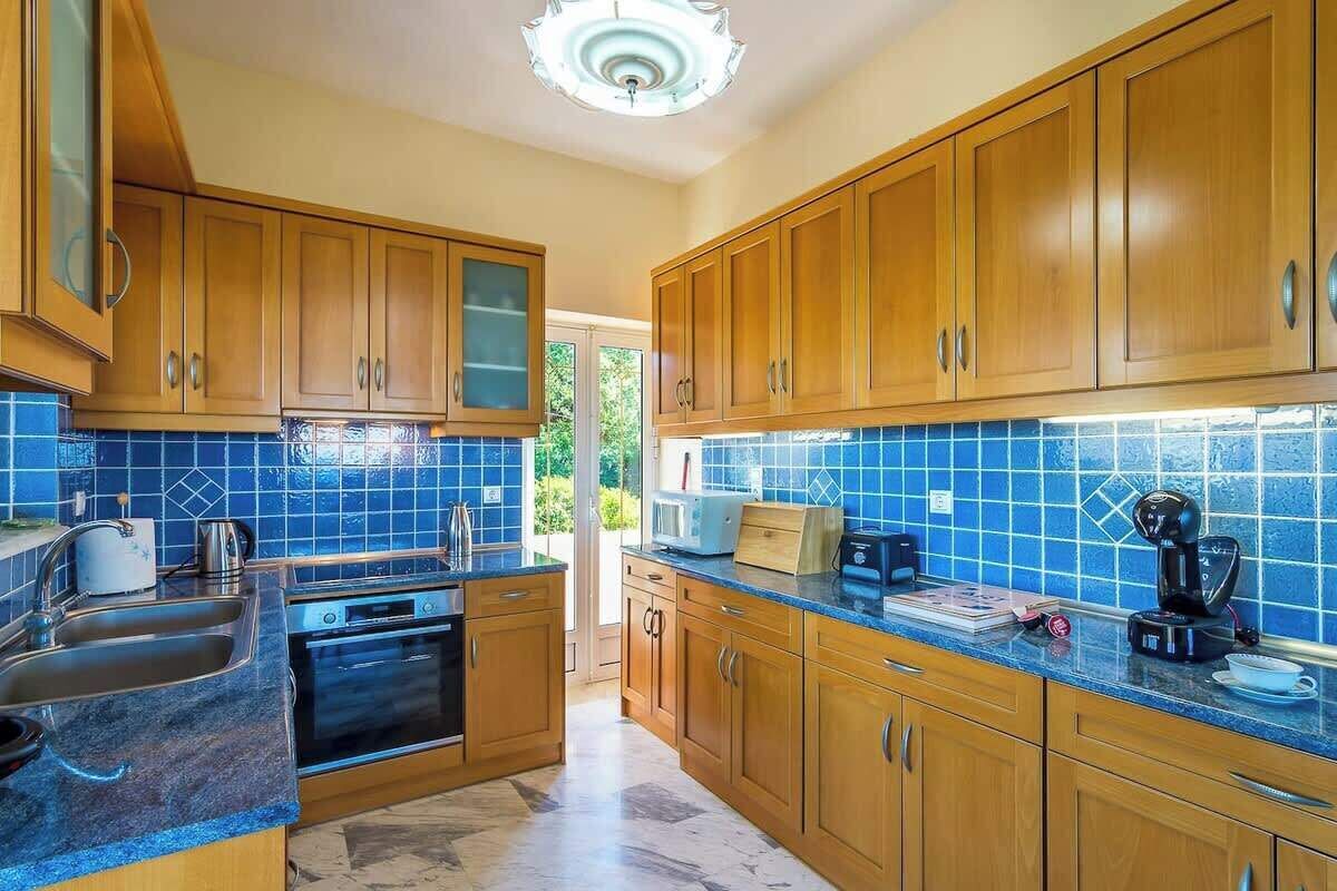 Coffee/tea maker, fridge, oven, dishwasher