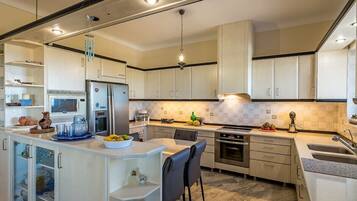 Kühlschrank, Ofen, Geschirrspüler, Wasserkocher mit Kaffee-/Teezubehör