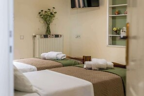 4 bedrooms, iron/ironing board, WiFi, bed sheets