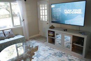 Una Smart TV, una mesa de tenis de mesa
