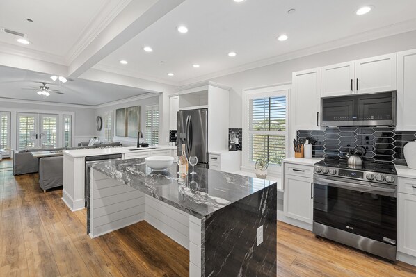 Réfrigérateur, four à micro-ondes, un four, surface de cuisson