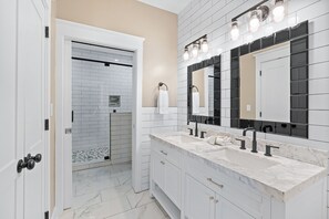 Douche, séchoir à cheveux, serviettes fournies