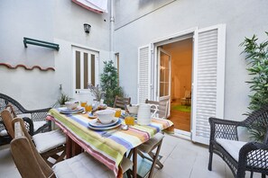 屋外ダイニングエリア