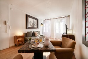 TV - Renovated Charming Apartment, By TimeCooler (Lisboa)