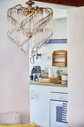 Kühlschrank, Mikrowelle, Ofen, Wasserkocher mit Kaffee-/Teezubehör