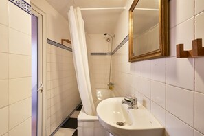 Haartrockner, Handtücher, Seife, Toilettenpapier