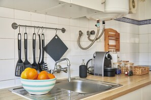 Fridge, microwave, oven, coffee/tea maker