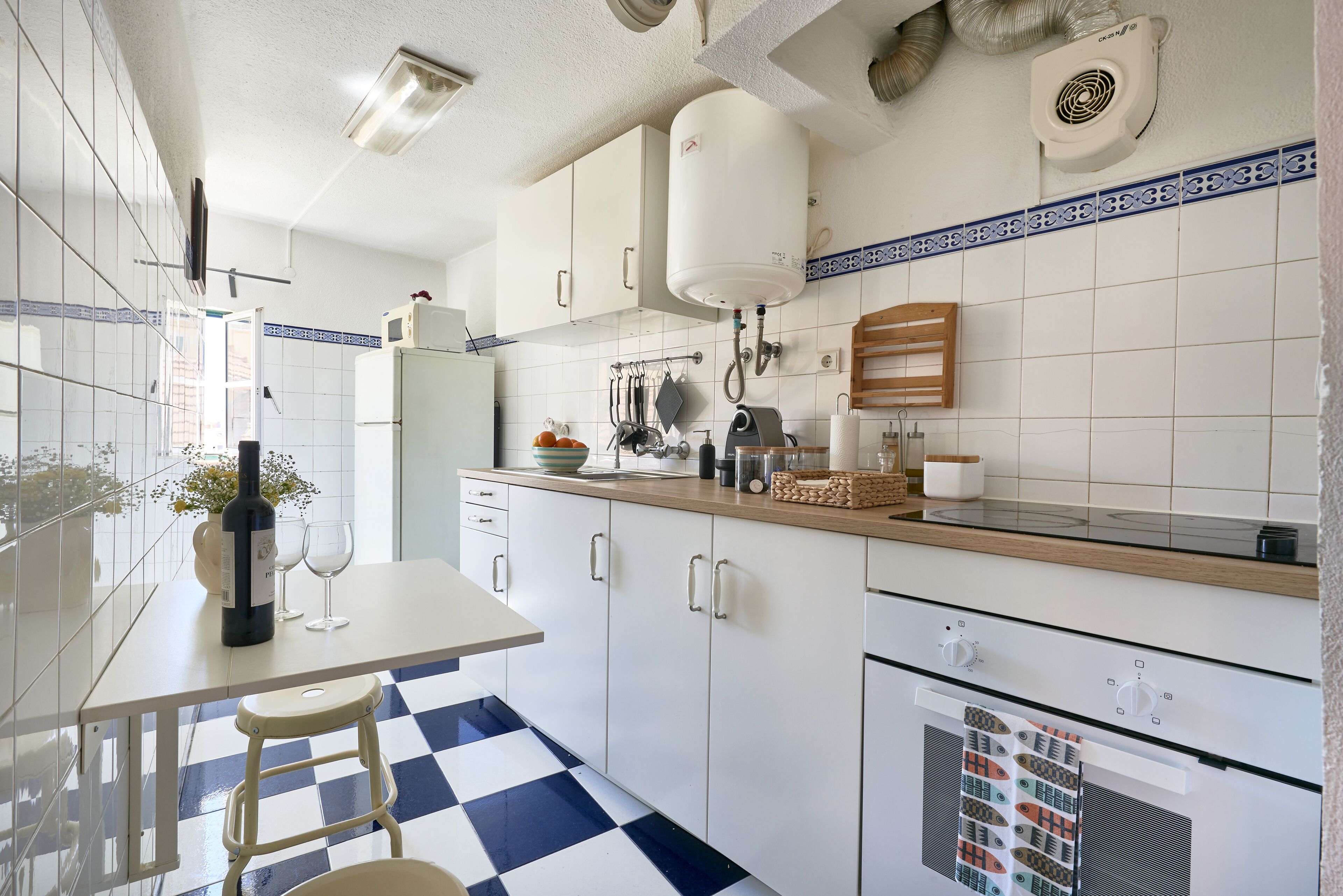 Kühlschrank, Mikrowelle, Ofen, Wasserkocher mit Kaffee-/Teezubehör