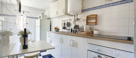 Fridge, microwave, oven, coffee/tea maker