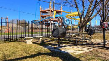 Condo, 2 Bedrooms | Property grounds