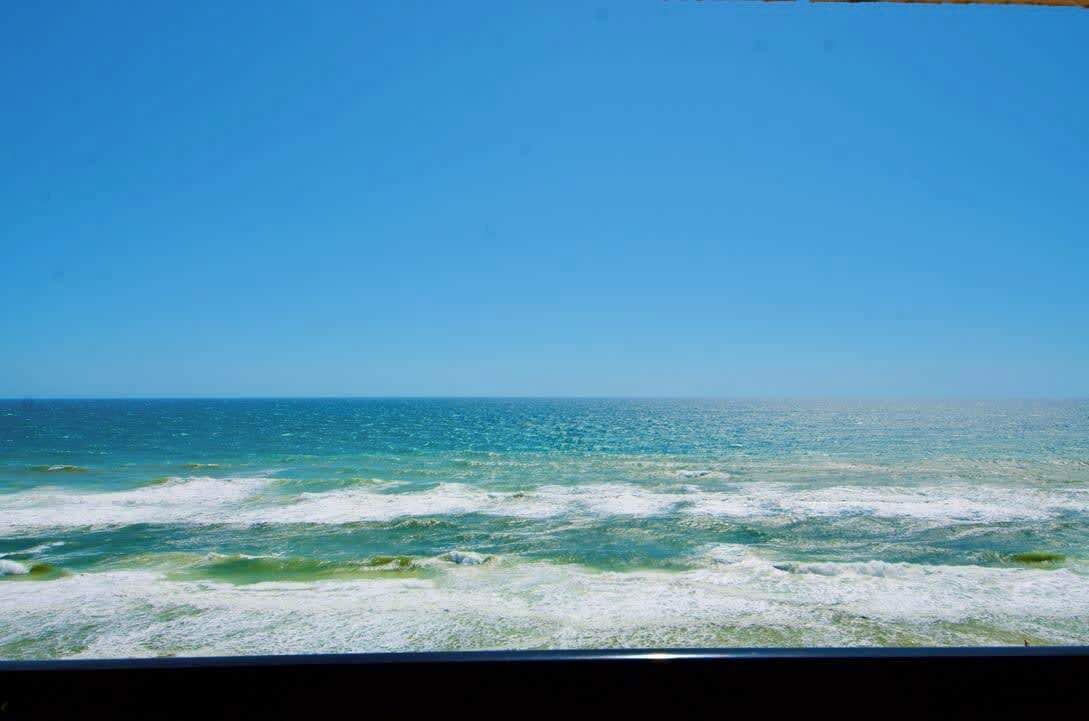 Une vue sur l’océan depuis une fenêtre.