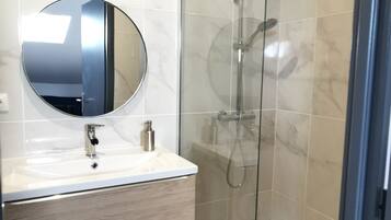 Een douche, een haardroger, handdoeken, zeep
