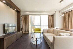 102-英寸LED 电视 （配备有线频道）、电视