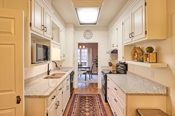 Kylskåp, mikrovågsugn, ugn och spishäll