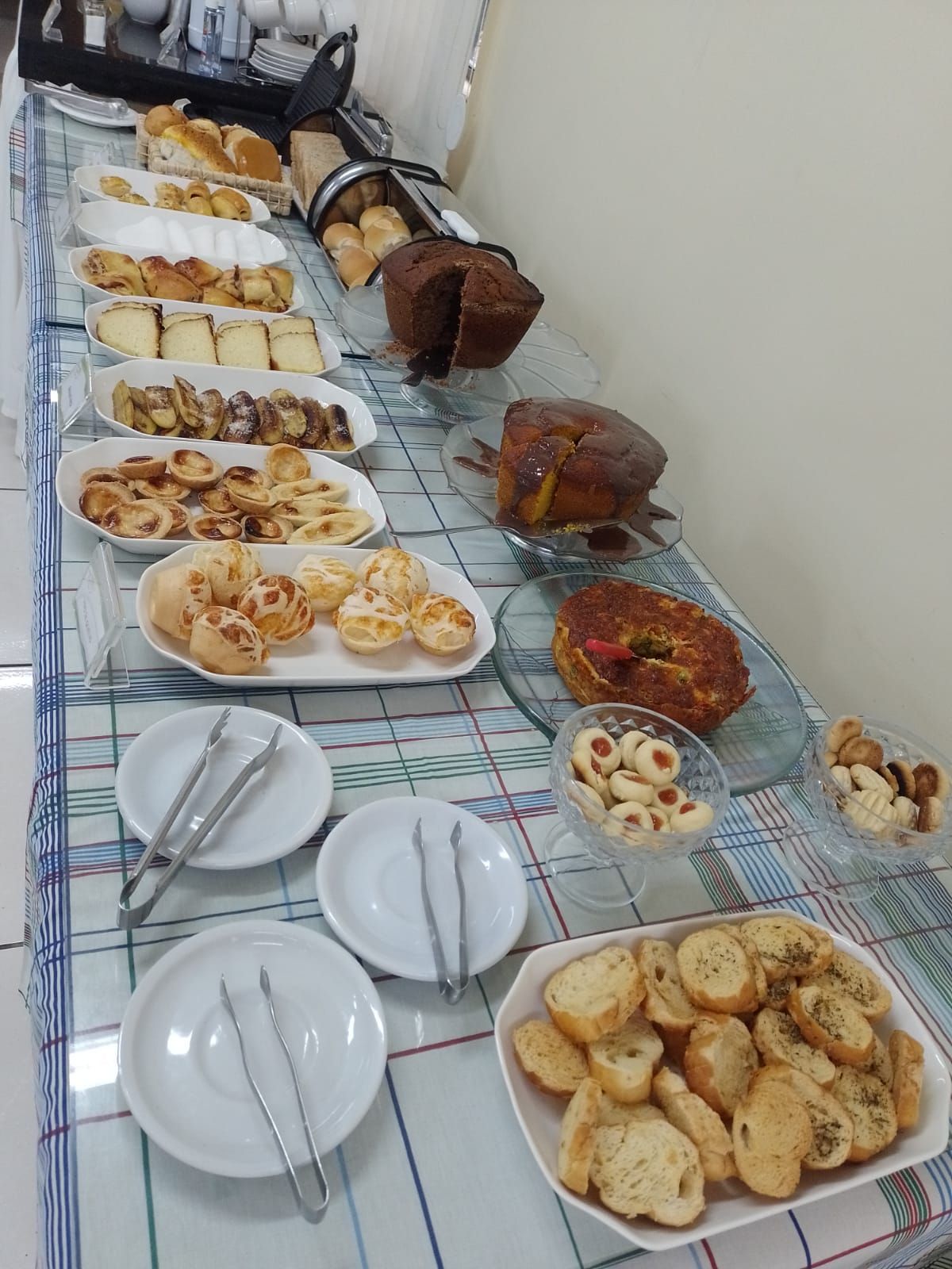 Une table de buffet avec divers plats et ustensiles.