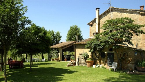 Casalunga, beautiful farmhouse with swimming pool and garden